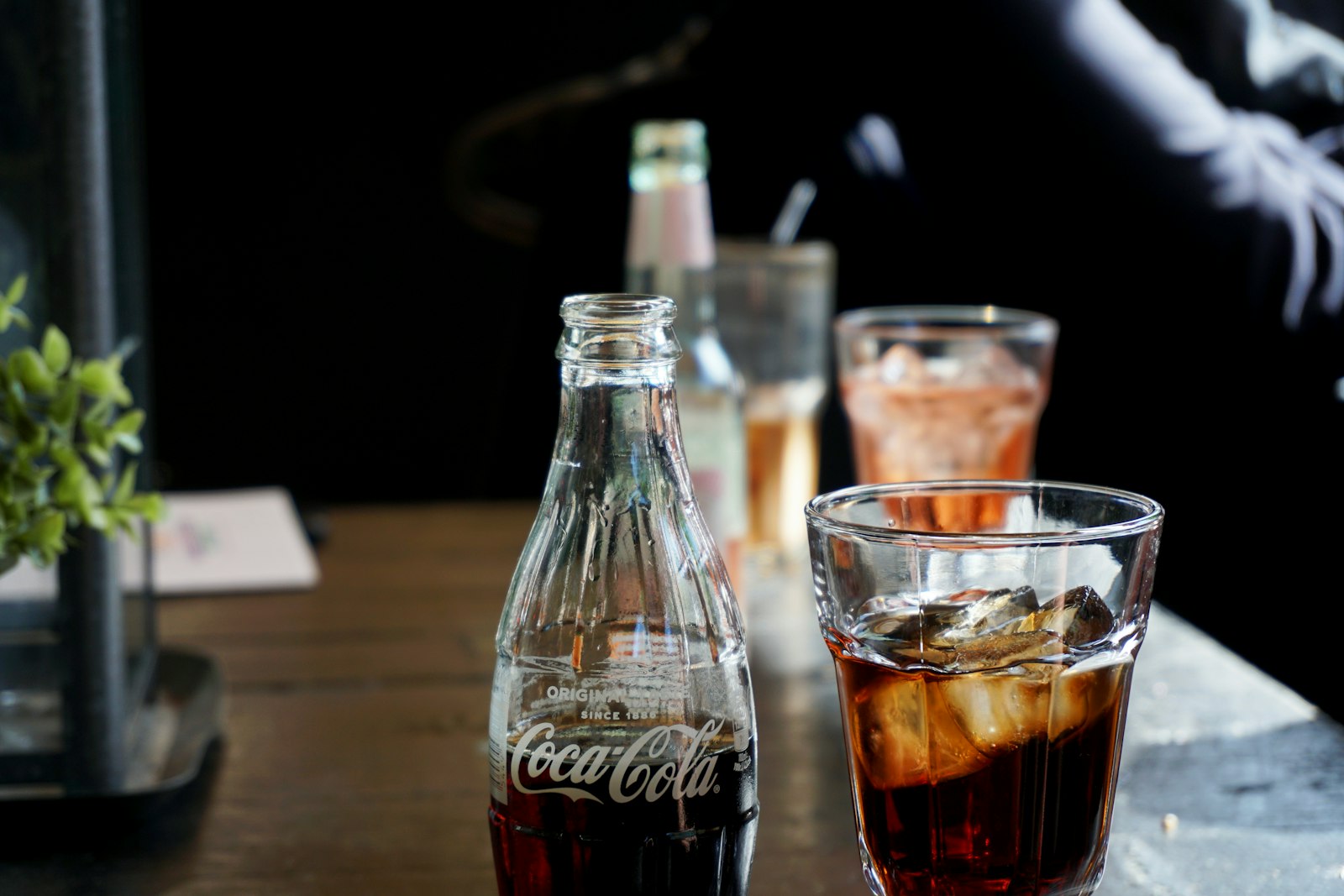 A glass of cola with ice, an example of fast-absorbing liquid sugar